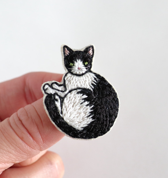 猫刺繍ブローチ　黒白　丸まり　ヘーゼル 1枚目の画像