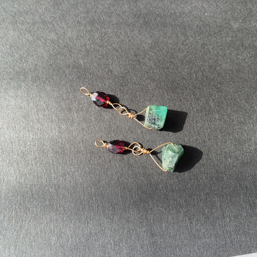 119.天然石エメラルドとロードライトガーネット14kgfチャーム ピアス