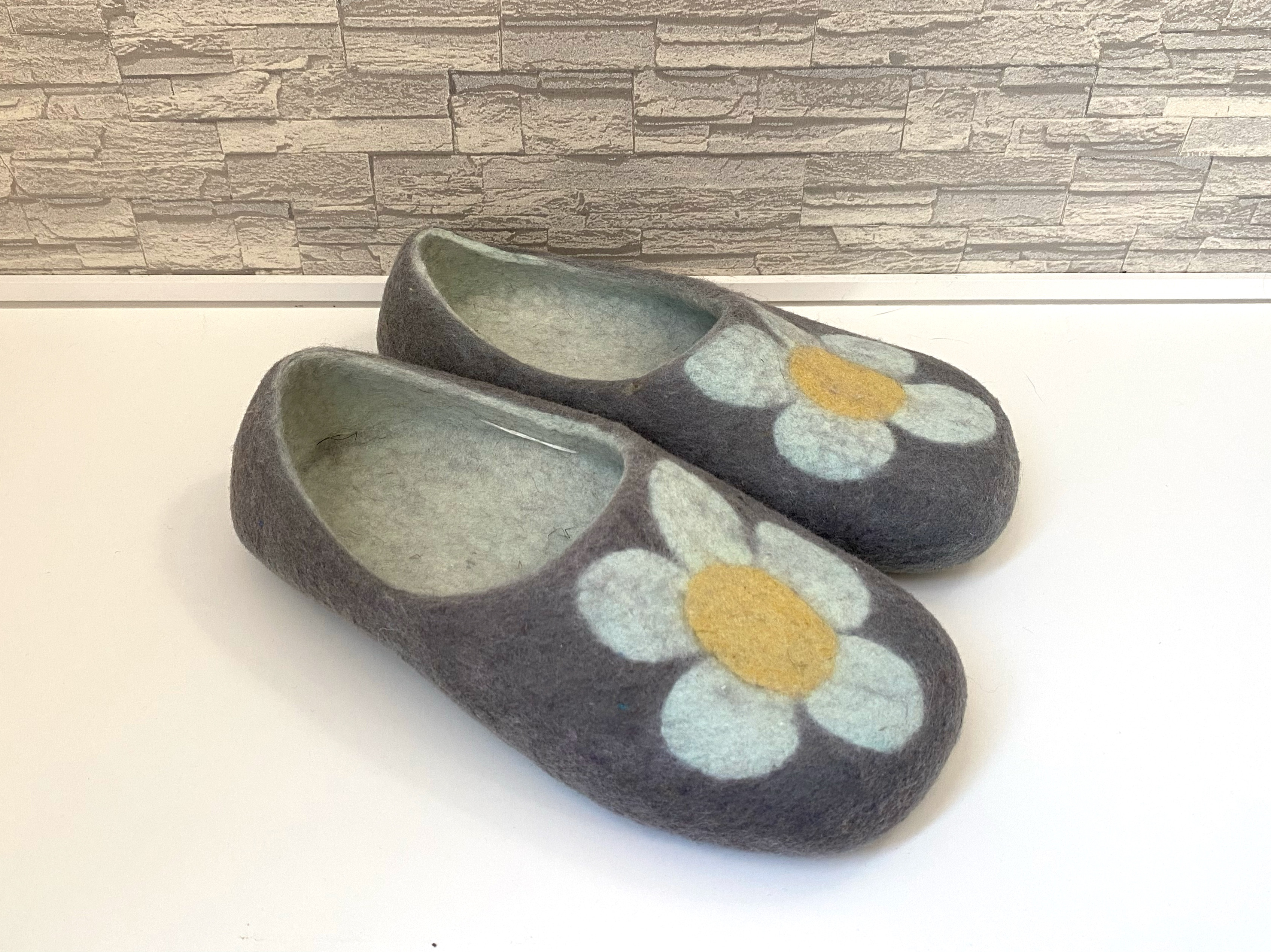 羊毛フェルト ルームシューズ（花柄）