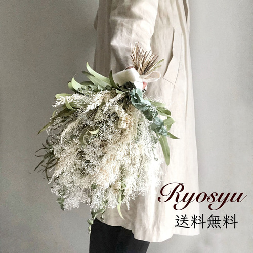 かすみ草とアナハリスのふわふわ白いスワッグブーケ スワッグ お花作家 