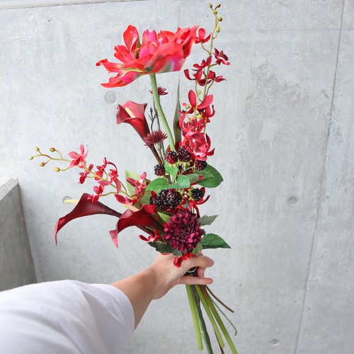 ワインレッドのリリークラッチブーケ ウェディングブーケ アーティ