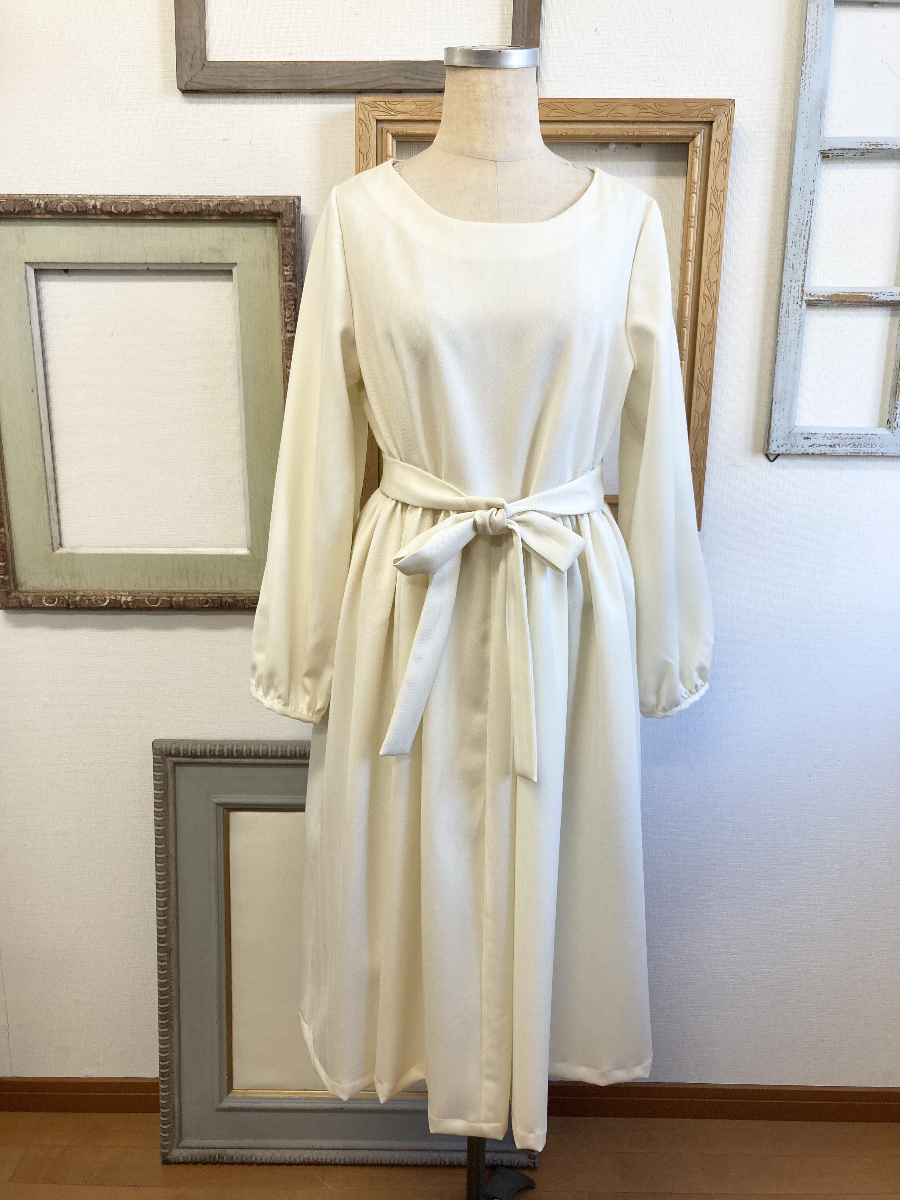 セール価格★訳ありB品❤️ウエストリボン付きギャザーワンピース クリーム色（サイズフリー M〜L）