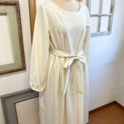 促銷價B品❤️ 奶油色收腰絲帶縮褶連衣裙（均碼M-L） 第2張的照片