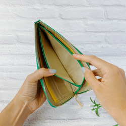 薄くて軽いL字長財布 24枚カードポケット  牛革シュリンクグリーン 【スクイーズ】 4枚目の画像