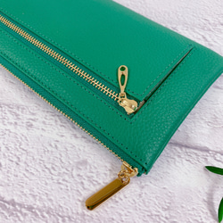 薄くて軽いL字長財布 24枚カードポケット  牛革シュリンクグリーン 【スクイーズ】 6枚目の画像