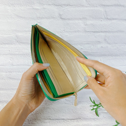 薄くて軽いL字長財布 24枚カードポケット  牛革シュリンクグリーン 【スクイーズ】 5枚目の画像