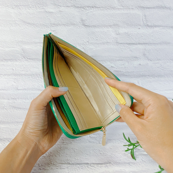 薄くて軽いL字長財布 24枚カードポケット  牛革シュリンクグリーン 【スクイーズ】 5枚目の画像