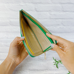 薄くて軽いL字長財布 24枚カードポケット  牛革シュリンクグリーン 【スクイーズ】 3枚目の画像