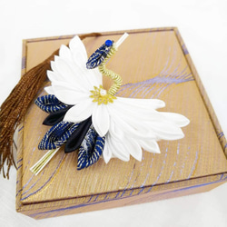 鶴のブローチ（青）／和風ブローチ／布の花のブローチ／細工の花の鶴のブローチ 1枚目の画像
