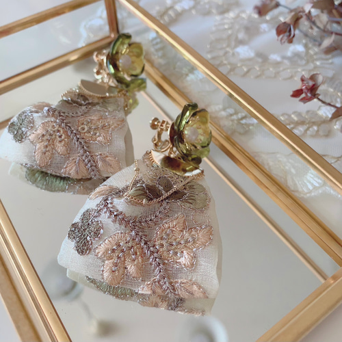 1499 新作*華やかインド刺繍リボン*ビーズ刺繍*アシメピアス・イヤリング インド刺繍リボンのピアス ピアス（その他） KURIBOU 通販 14634646