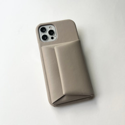 本革　スマホケース　レザー　イニシャルが入れられる　IPHONEケース　グレージュ 2枚目の画像