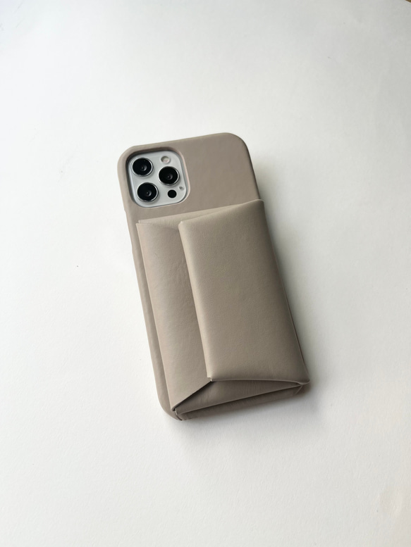 本革　スマホケース　レザー　イニシャルが入れられる　IPHONEケース　グレージュ 2枚目の画像