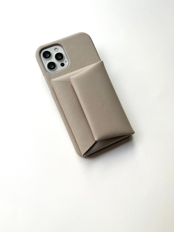 本革　スマホケース　レザー　イニシャルが入れられる　IPHONEケース　グレージュ 4枚目の画像