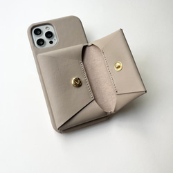 本革　スマホケース　レザー　イニシャルが入れられる　IPHONEケース　グレージュ 3枚目の画像