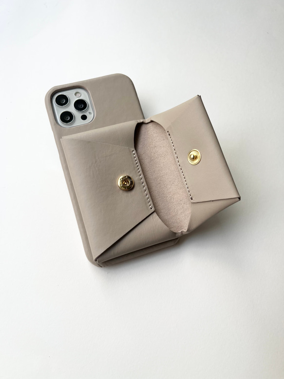 本革　スマホケース　レザー　イニシャルが入れられる　IPHONEケース　グレージュ 3枚目の画像