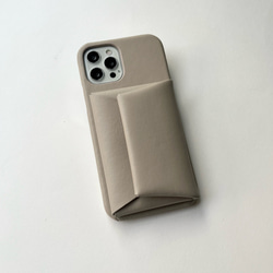 本革　スマホケース　レザー　イニシャルが入れられる　IPHONEケース　グレージュ 1枚目の画像