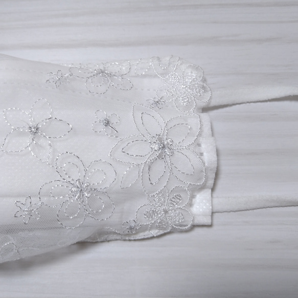 ラスト【送料込み】 不織布マスクカバー ホワイトレース シルバーキラキラ 刺繍   肌に優しい ブライダル 3枚目の画像