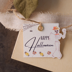 【Happy Halloween】ギフトタグ ベージュのテクスチャーの厚手のパウンドアート紙 ハッピーハロウィンのテクスチャーカ 1枚目の画像