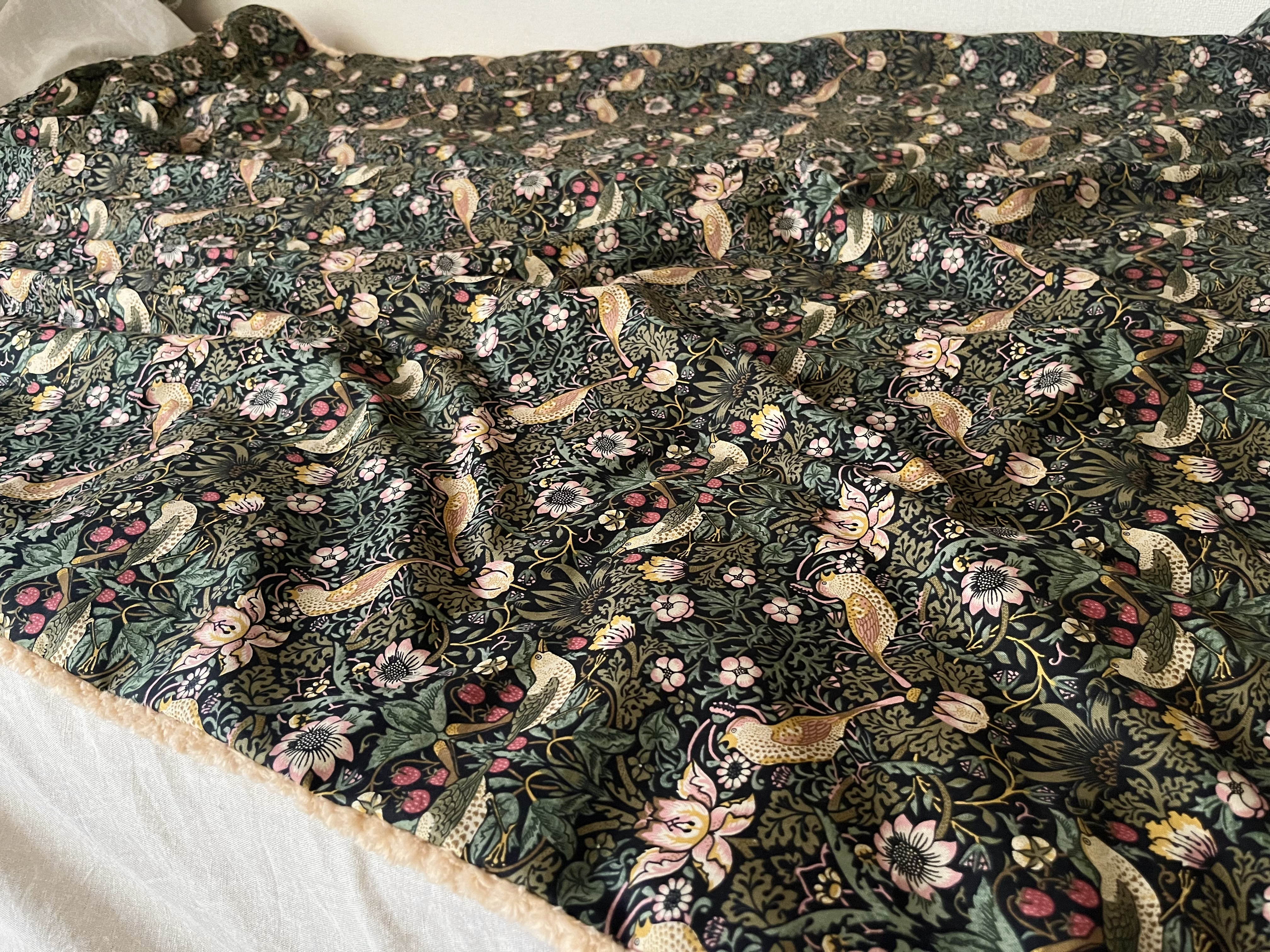 ほぼ毛布！//  モリスの特大ブランケット　いちご泥棒　ストロベリーシーフ　140×100㎝　いちご