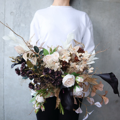 ゴールドベージュの人気花材などを束ねたブラックブーケ