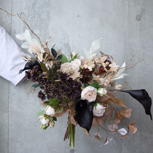 ゴールドベージュの人気花材などを束ねたブラックブーケ
