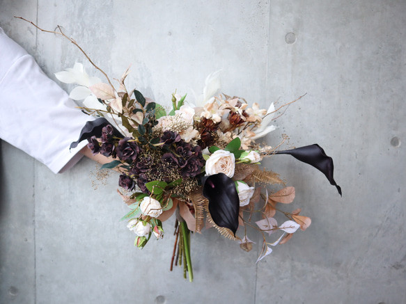ゴールドベージュの人気花材などを束ねたブラックブーケ