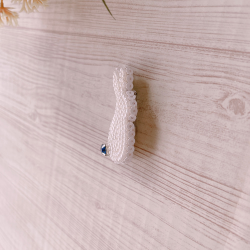 うさこ ビーズ 刺繍ブローチ ハンドメイドアクセサリー ビーズ刺繍】うさぎのビーズ刺繍Rabbit bead embroidery