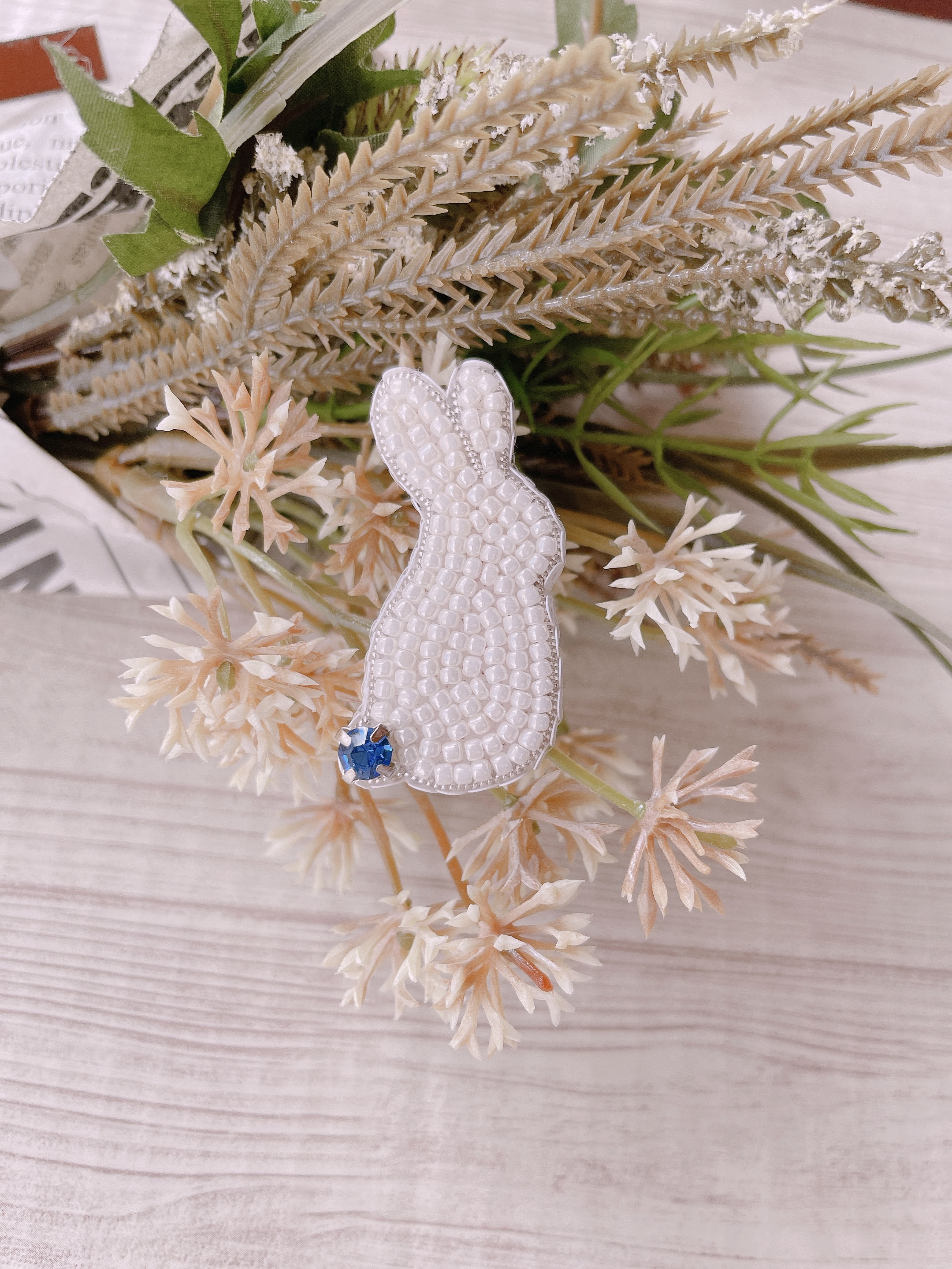 うさこ ビーズ 刺繍ブローチ ハンドメイドアクセサリー 受注製作＊ビーズ刺繍ブローチ【うさこさん/ホワイトタイプ