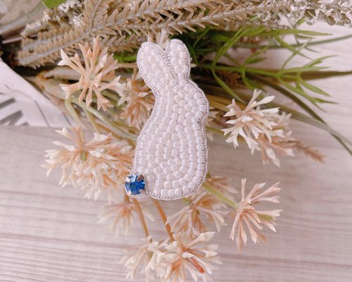 うさこ ビーズ 刺繍ブローチ ハンドメイドアクセサリー 受注製作＊ビーズ刺繍ブローチ【うさこさん/ホワイトタイプ