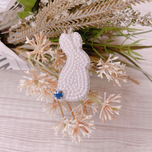 うさこ ビーズ 刺繍ブローチ ハンドメイドアクセサリー 受注製作＊ビーズ刺繍ブローチ【うさこさん/ホワイトタイプ