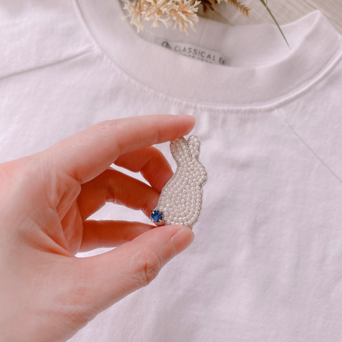 うさこ ビーズ 刺繍ブローチ ハンドメイドアクセサリー 受注製作＊ビーズ刺繍ブローチ【うさこさん/ホワイトタイプ