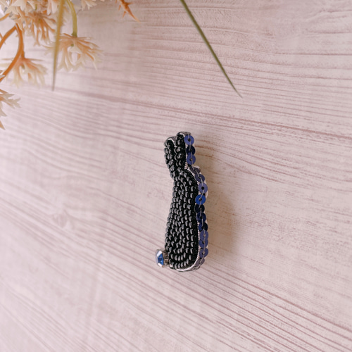 受注製作＊ビーズ刺繍ブローチ【うさこさん/ブラックタイプ