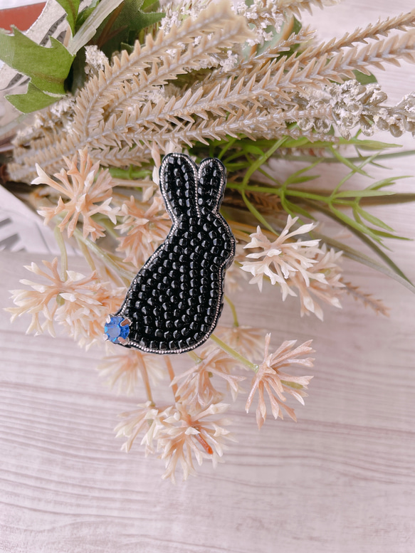 人気No.1 受注製作＊ビーズ刺繍ブローチ【うさこさん/ブラックタイプ その他