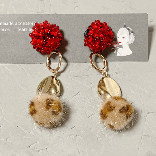 14kgf・サージカルステンレス)ビーズ刺繍のラズベリーとラビットファー 