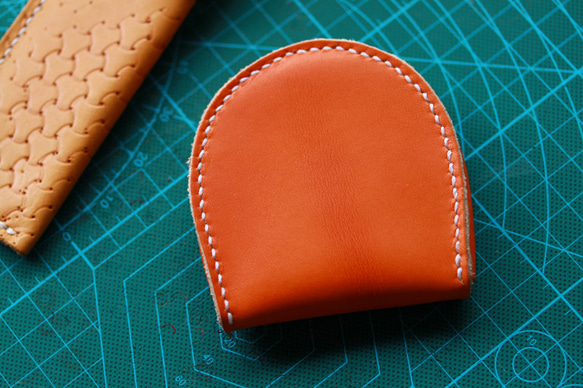 最新番ヌメ革手縫い半円型（馬蹄形）小銭入れオレンジ手染めコインケース 2枚目の画像