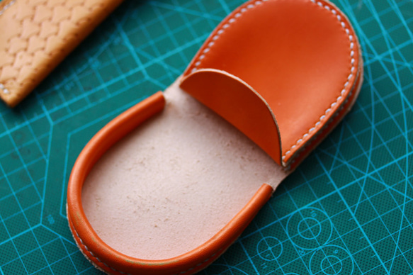 最新番ヌメ革手縫い半円型（馬蹄形）小銭入れオレンジ手染めコインケース 3枚目の画像