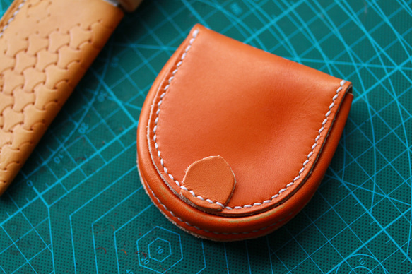 最新番ヌメ革手縫い半円型（馬蹄形）小銭入れオレンジ手染めコインケース 1枚目の画像