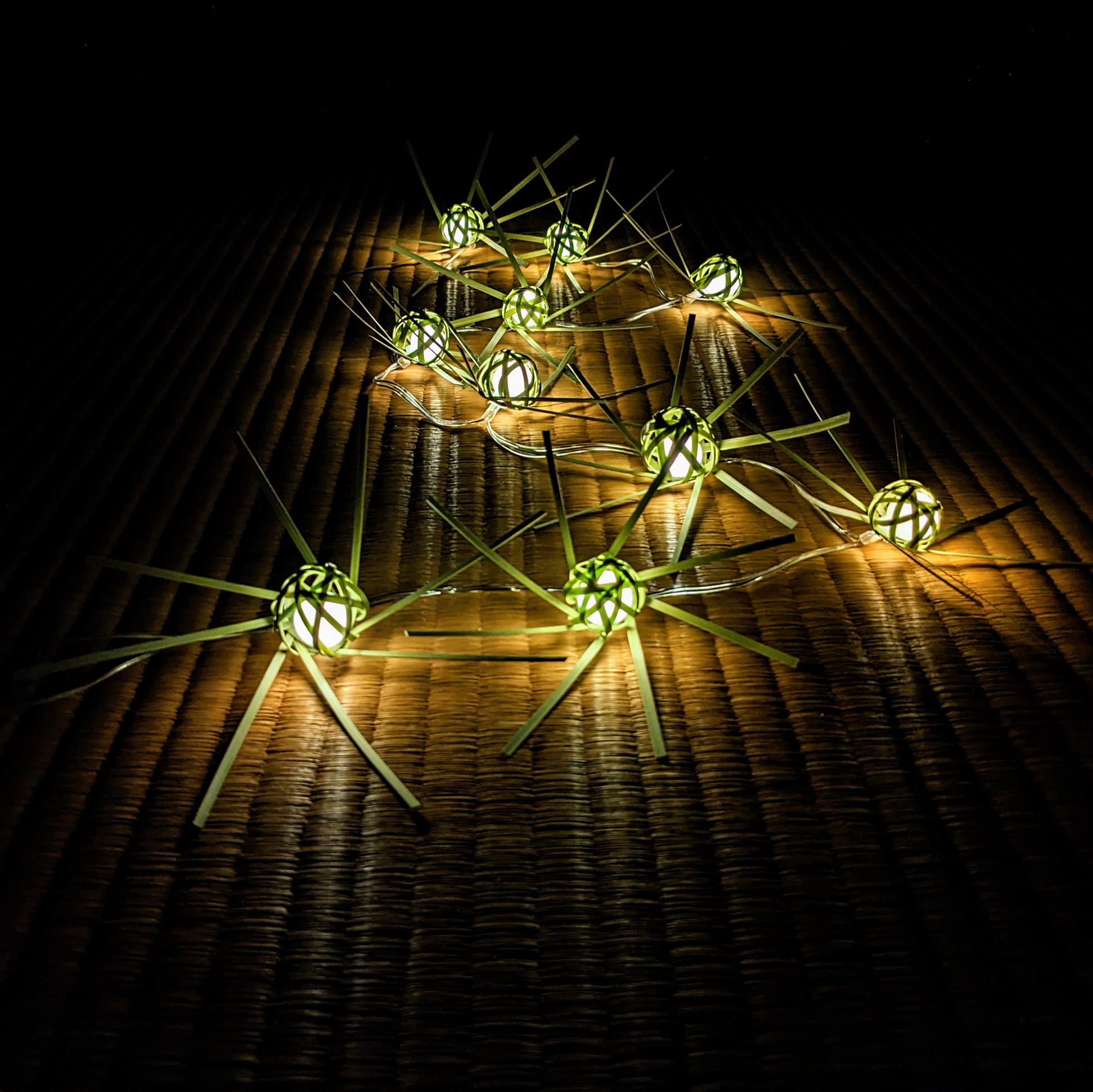 水面に風花の灯火漂いて２（電球：不透明電球色）