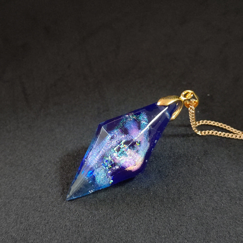 宇宙のキラキラ輝くひし形のクリスタル型レジンのネックレス