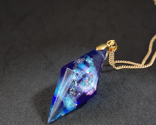 宇宙のキラキラ輝くひし形のクリスタル型レジンのネックレス