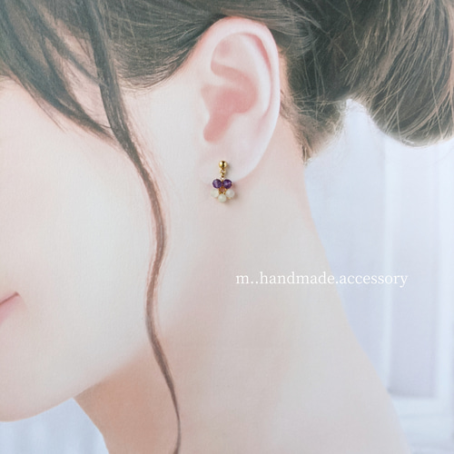 天然石が彩る 小さなビオラの1粒ピアス / イヤリング 14kgf変更可能