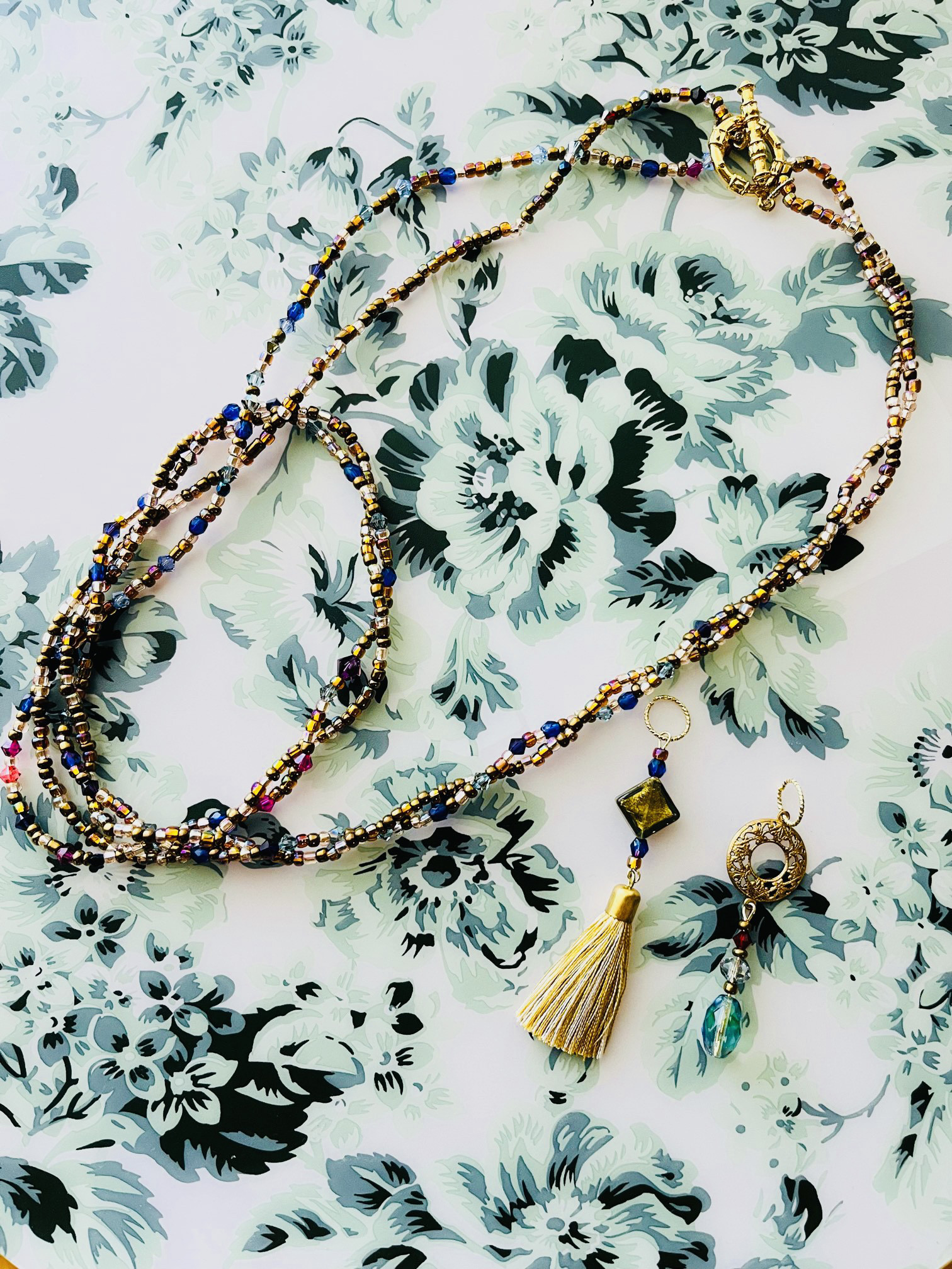 グラスジェムコーンのロングネックレス,チャームつき(送料無料)