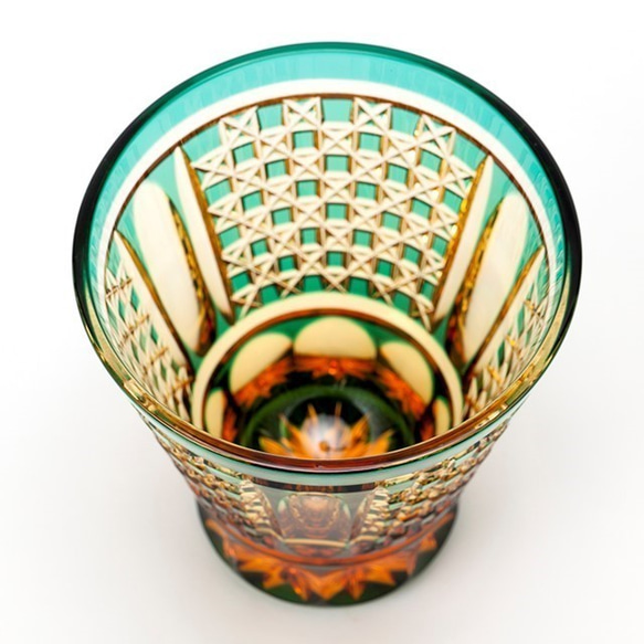 江戸切子　送料無料　無料包装　結婚祝　記念品　還暦祝　琥珀色緑被せクリスタルガラス焼酎グラス（市松模様） 2枚目の画像