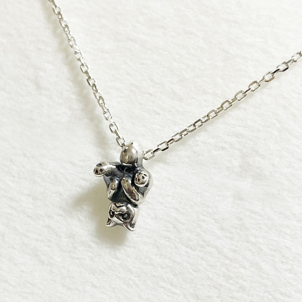 ぶら～ん♪チェーンと戯れる猫ペンダント　VH-013