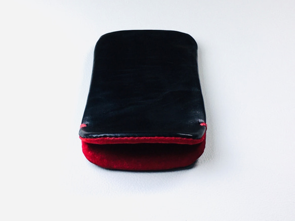 【手感皮】iPhone14/14 Pro黑色真皮保護套（紅色麂皮） 第7張的照片