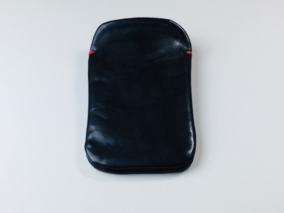 【手感皮】iPhone14/14 Pro黑色真皮保護套（紅色麂皮） 第8張的照片