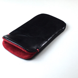 【革を感じる】 iPhone14/14 Pro黒色本革ケースinケース（赤スエード） 1枚目の画像