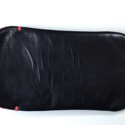 【手感皮】iPhone14/14 Pro黑色真皮保護套（紅色麂皮） 第5張的照片