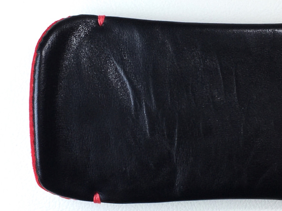 【手感皮】iPhone14/14 Pro黑色真皮保護套（紅色麂皮） 第6張的照片