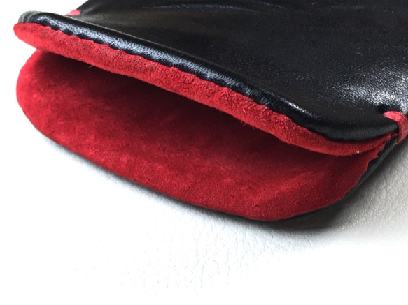 【手感皮】iPhone14/14 Pro黑色真皮保護套（紅色麂皮） 第3張的照片